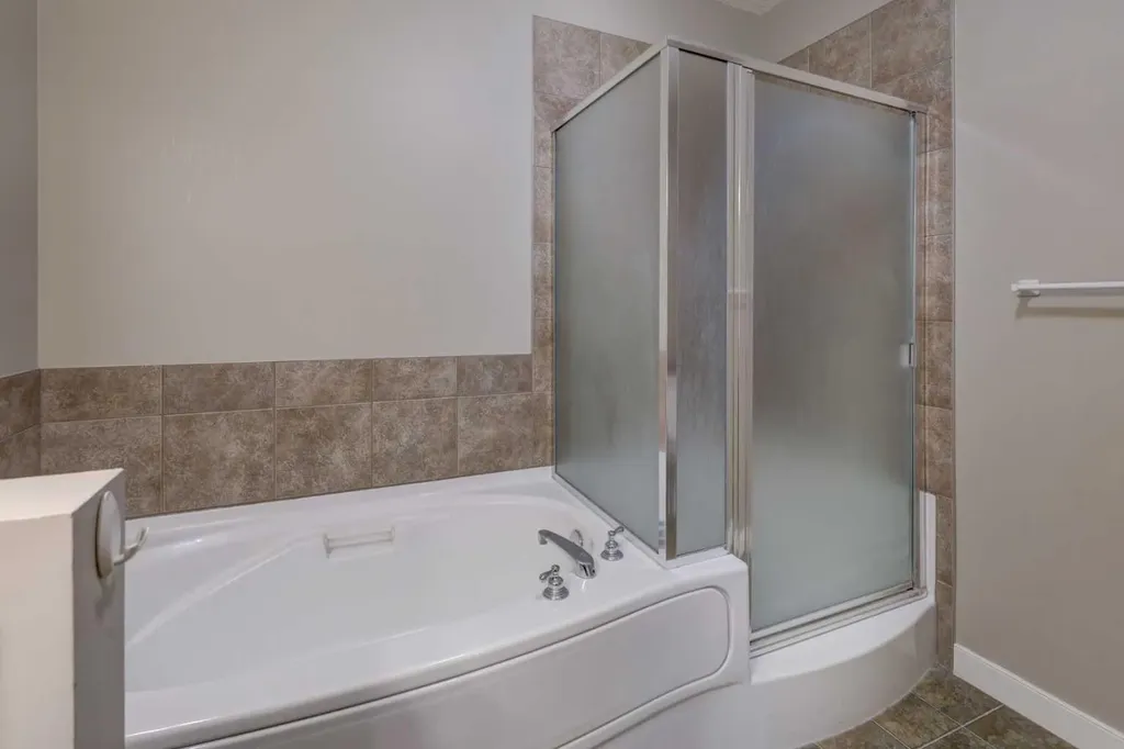 10 Discovery Ridge Close SW Calgary AB T3H 5X3