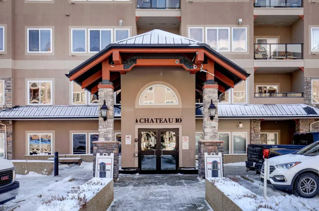 10 Discovery Ridge Close SW Calgary AB T3H 5X3