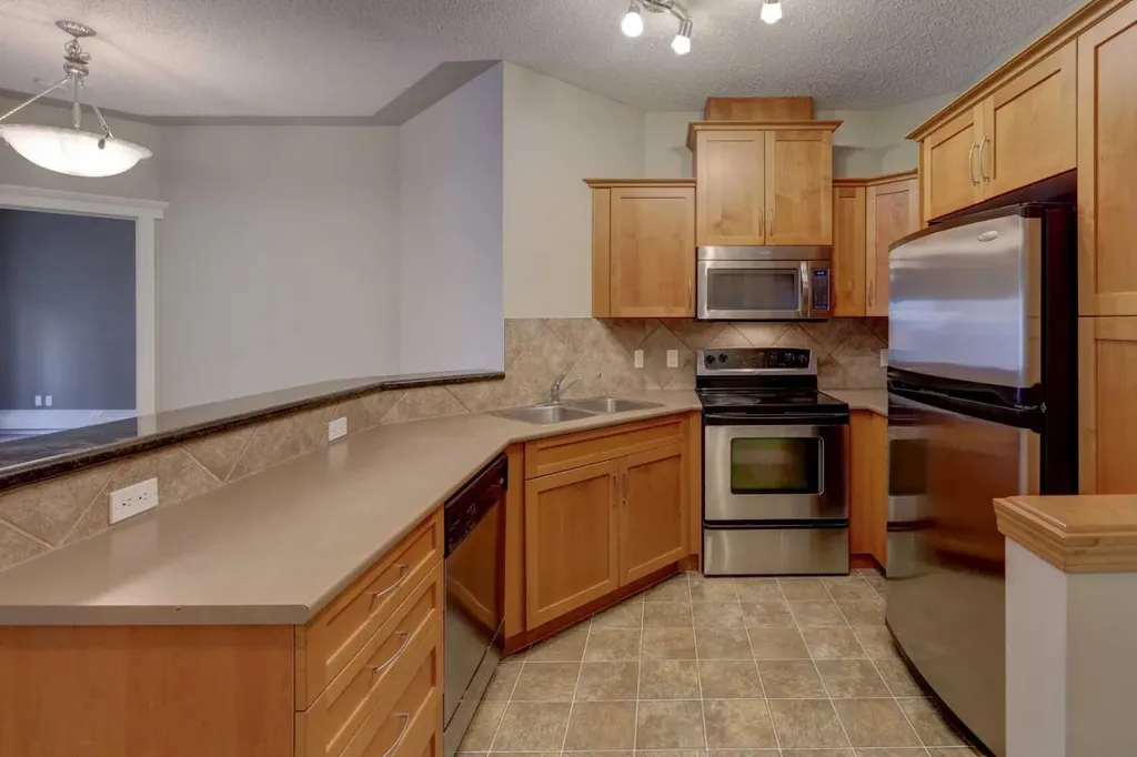 10 Discovery Ridge Close SW Calgary AB T3H 5X3