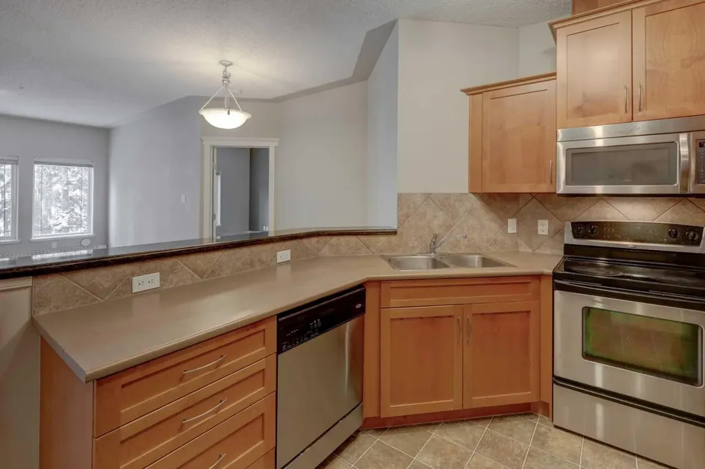 10 Discovery Ridge Close SW Calgary AB T3H 5X3