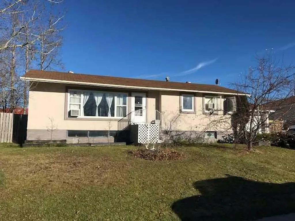 712 3 Avenue Fox Creek AB T0H 1P0