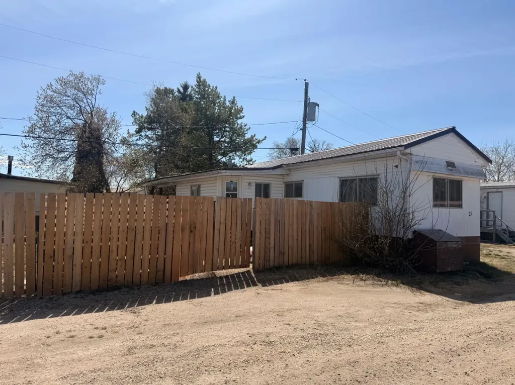 21 Westview Mobile Home Park Whitecourt AB T7S 1K4