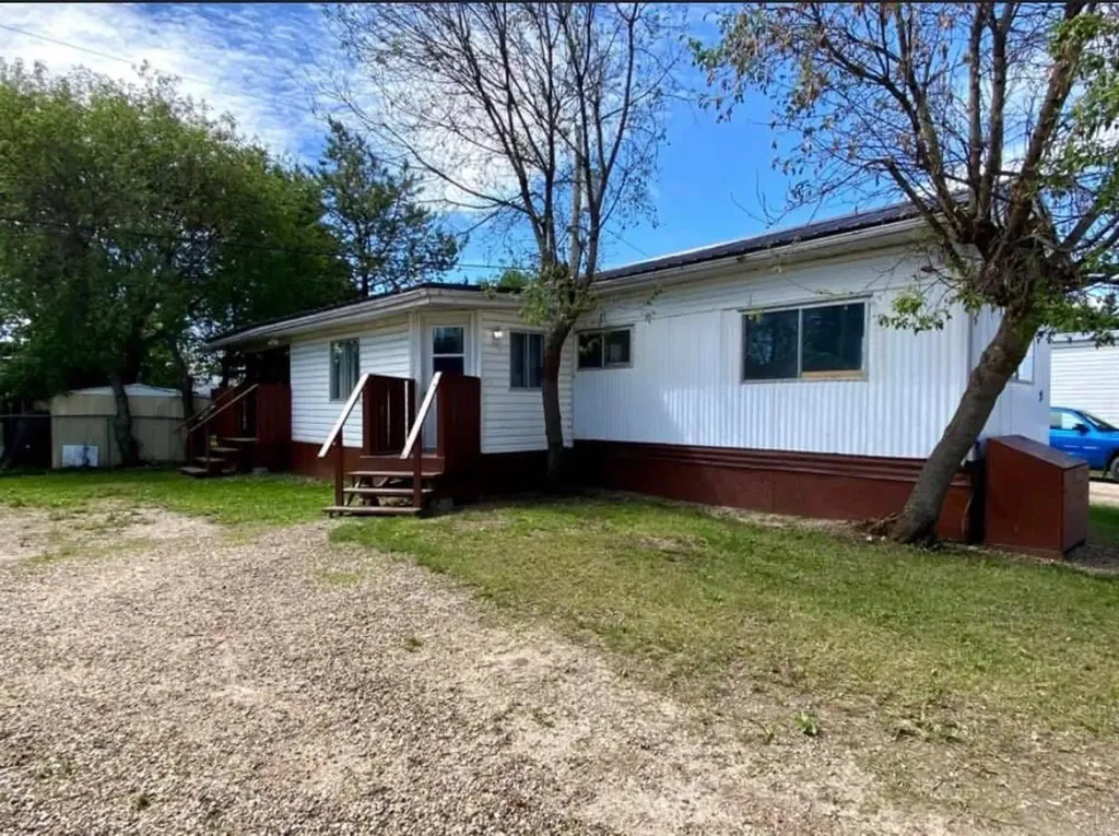 21 Westview Mobile Home Park Whitecourt AB T7S 1K4