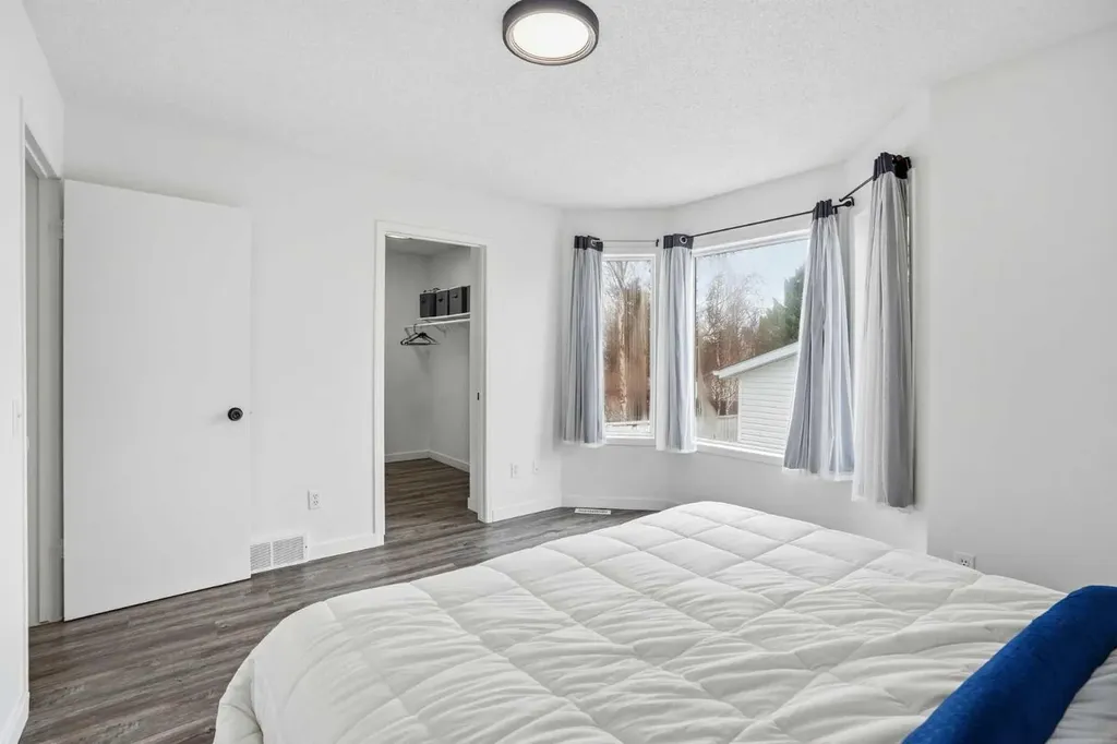 113 Mt Lorette Place SE Calgary AB T2Z 2M1