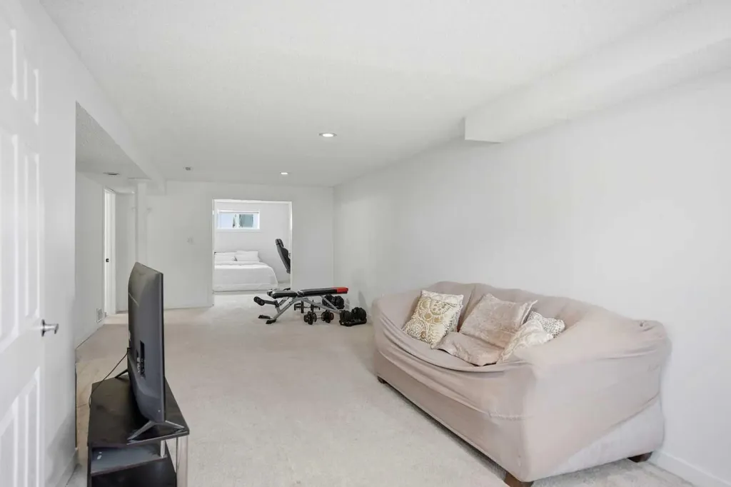 113 Mt Lorette Place SE Calgary AB T2Z 2M1