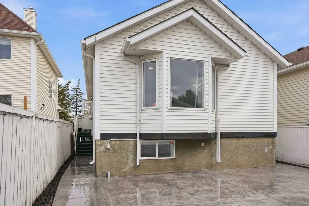 113 Mt Lorette Place SE Calgary AB T2Z 2M1