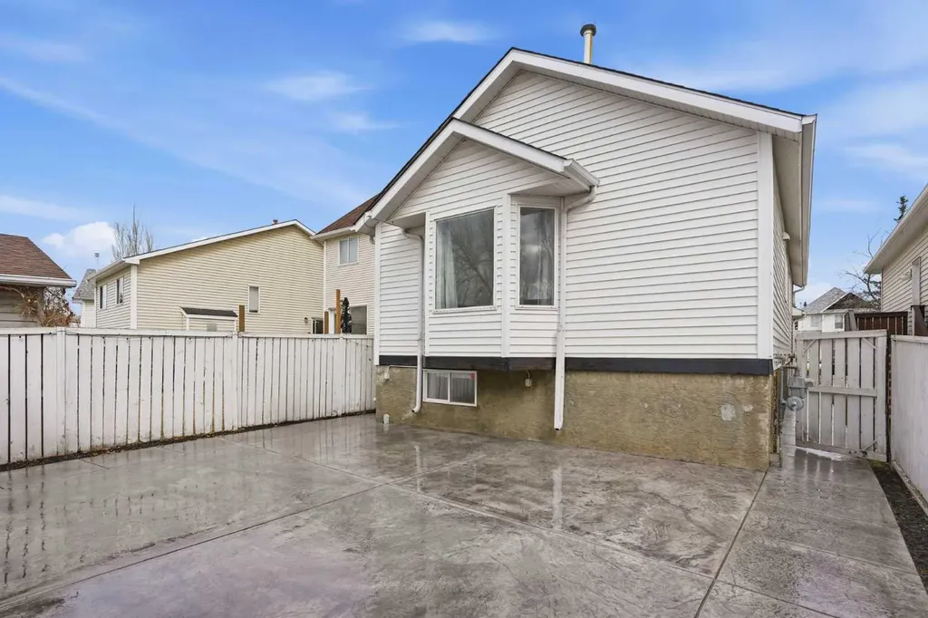 113 Mt Lorette Place SE Calgary AB T2Z 2M1