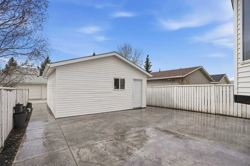 113 Mt Lorette Place SE Calgary AB T2Z 2M1