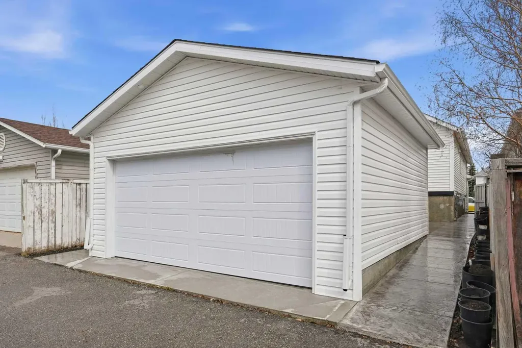 113 Mt Lorette Place SE Calgary AB T2Z 2M1