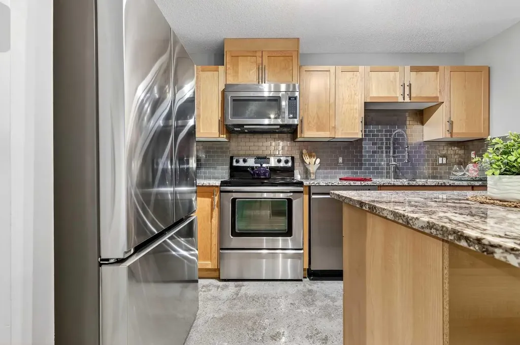 1808 36 Avenue SW Calgary AB T2T 6J2
