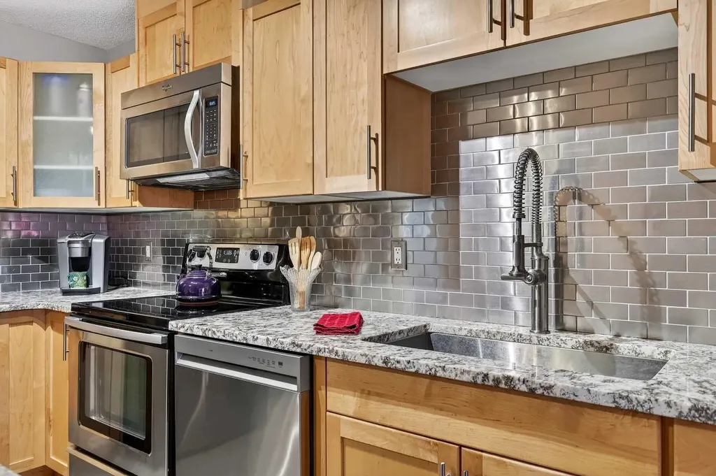 1808 36 Avenue SW Calgary AB T2T 6J2