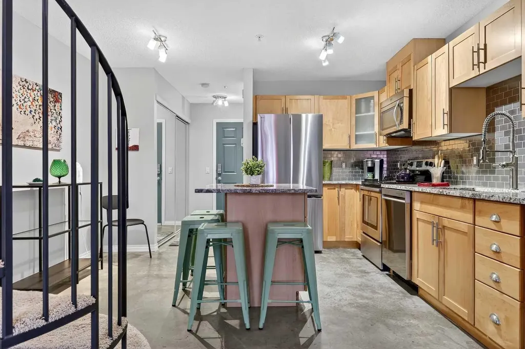 1808 36 Avenue SW Calgary AB T2T 6J2