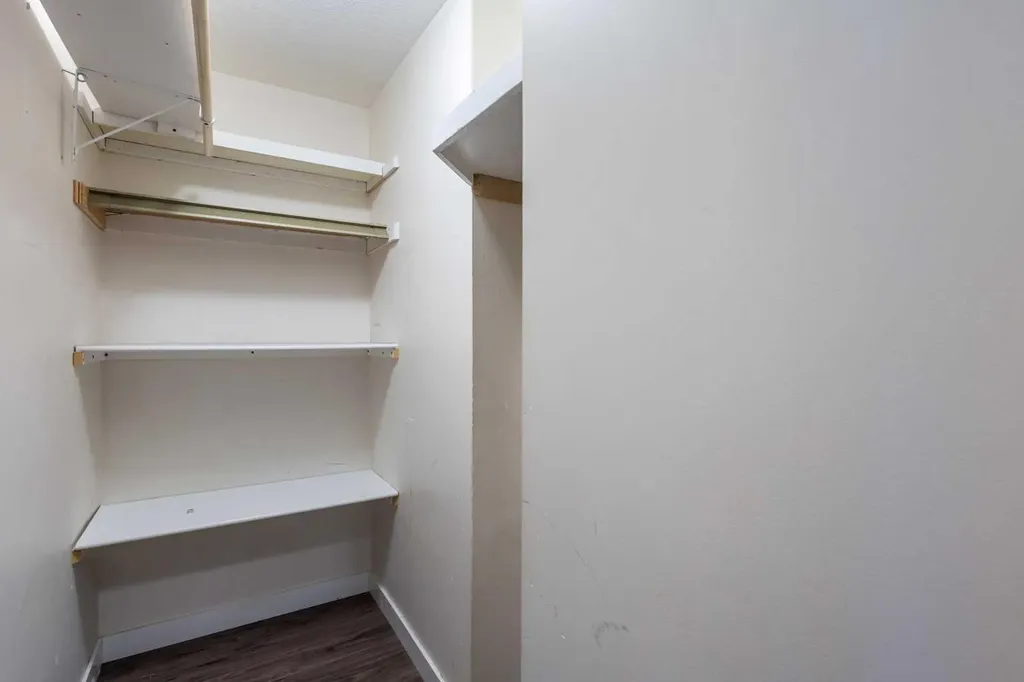3747 42 Street NW Calgary AB T3A 2W4
