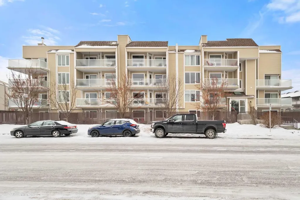 3747 42 Street NW Calgary AB T3A 2W4