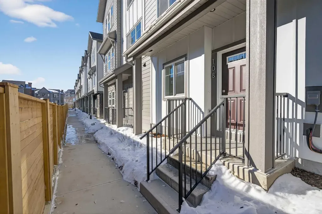 2231 81st Street SW Calgary AB T3H 3V8