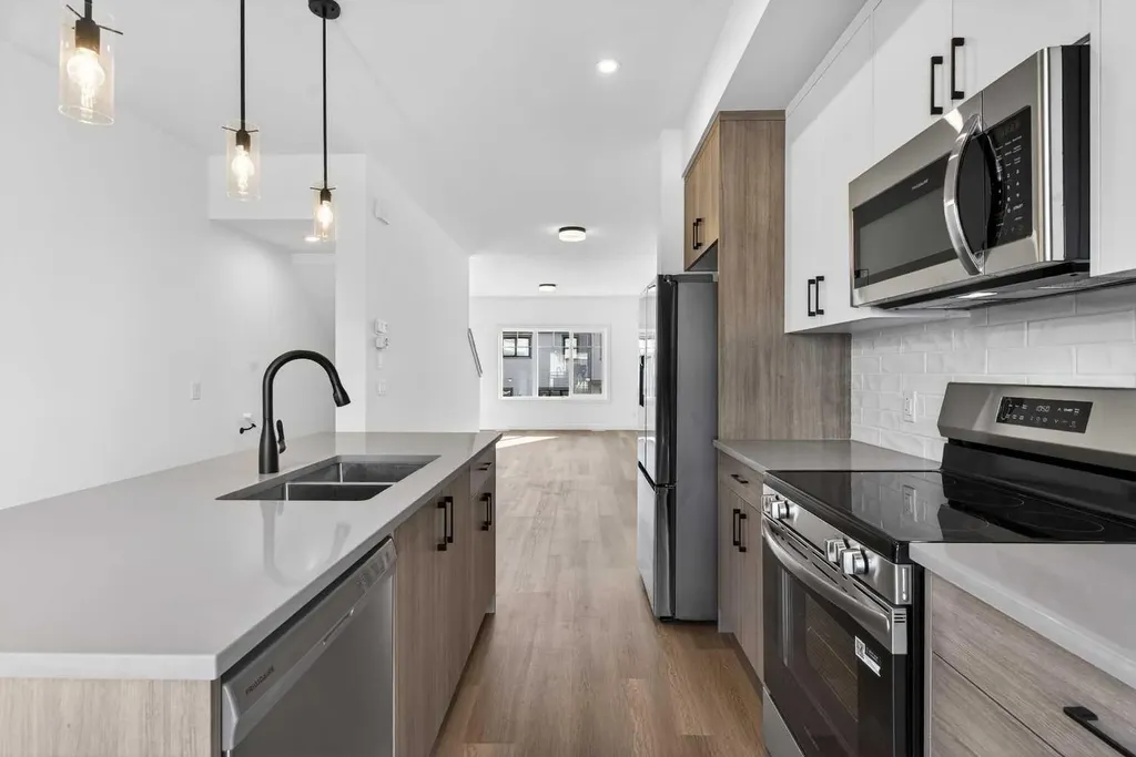 2231 81st Street SW Calgary AB T3H 3V8
