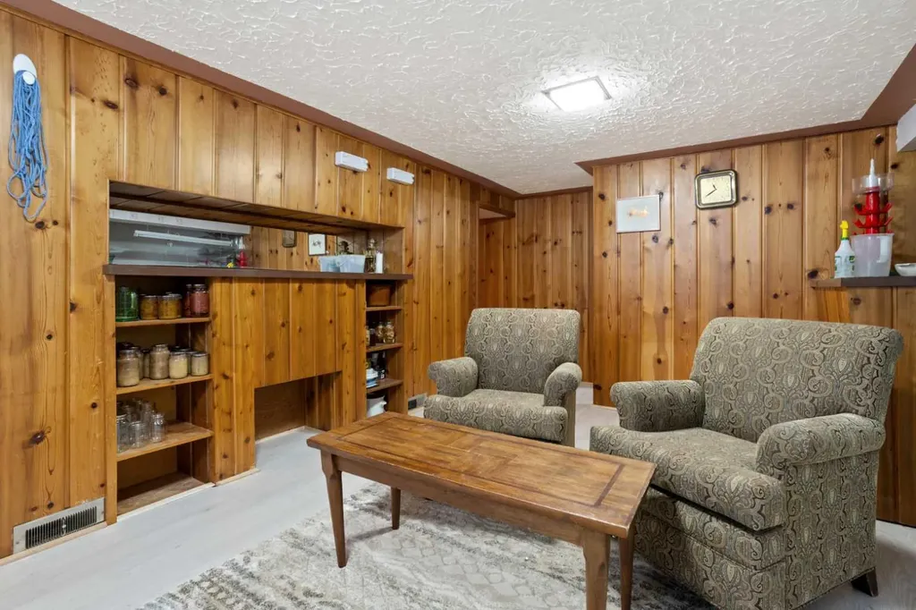 5615 49 Avenue Killam AB T0B 2L0