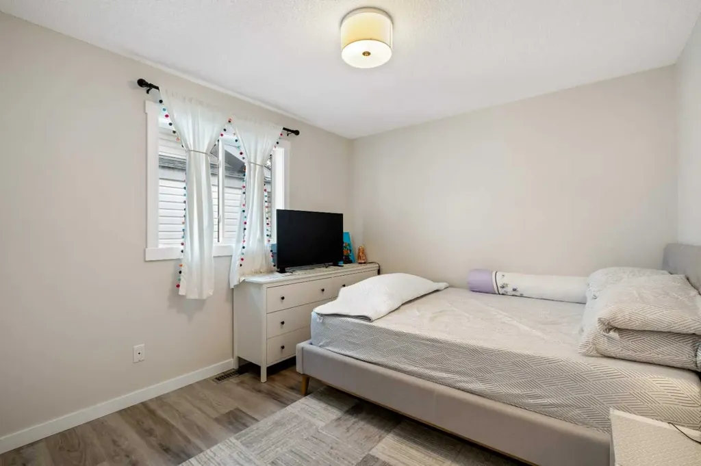 358 Hawkstone Drive NW Calgary AB T3G 3T7