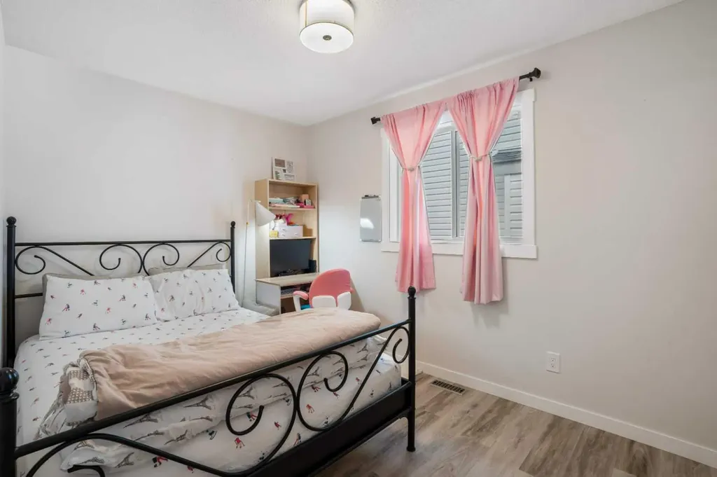 358 Hawkstone Drive NW Calgary AB T3G 3T7