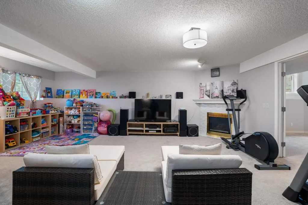 358 Hawkstone Drive NW Calgary AB T3G 3T7
