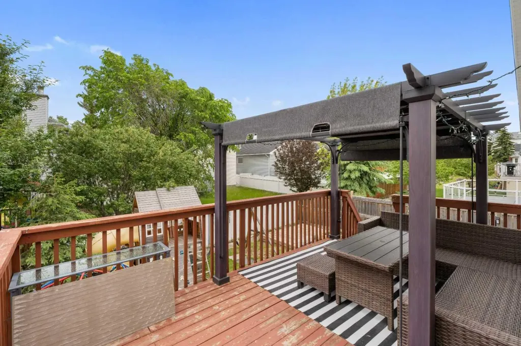 358 Hawkstone Drive NW Calgary AB T3G 3T7