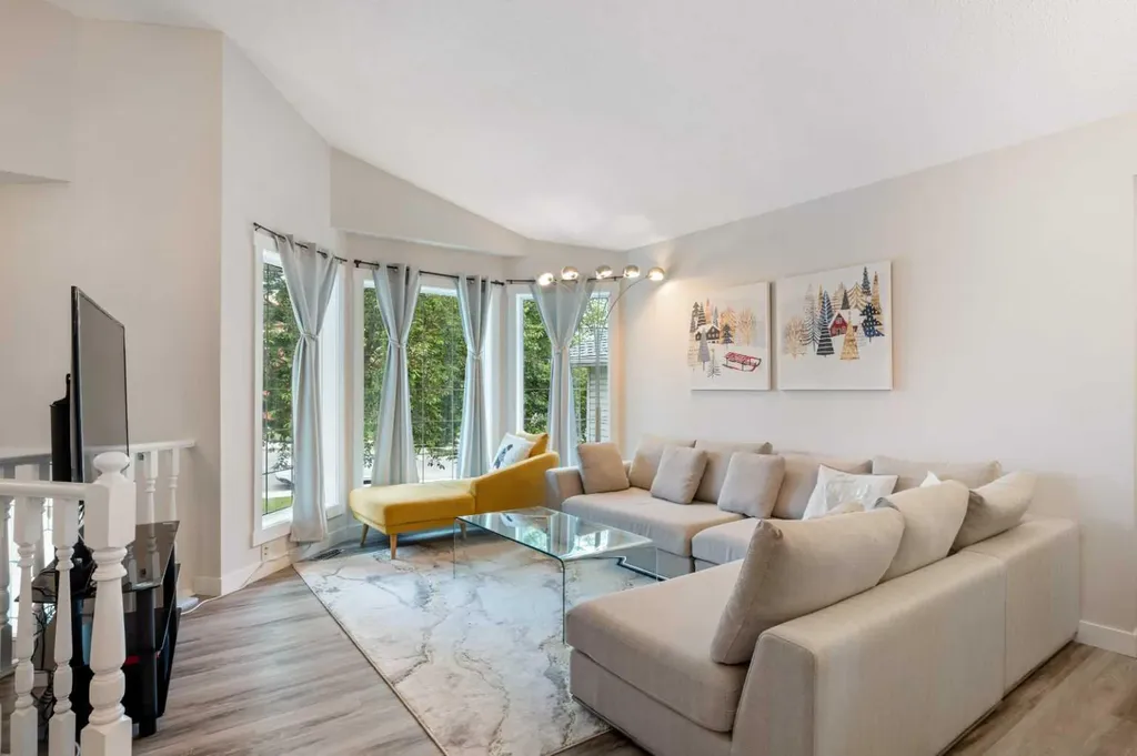 358 Hawkstone Drive NW Calgary AB T3G 3T7