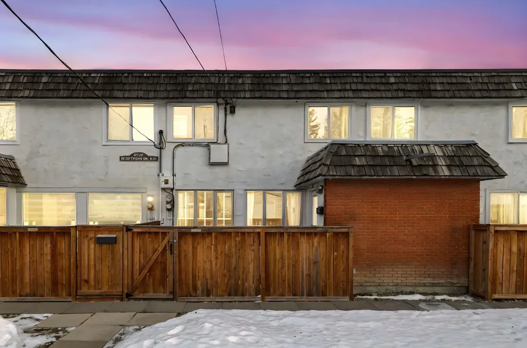 6147 Buckthorn Road NW Calgary AB T2K 2Z2
