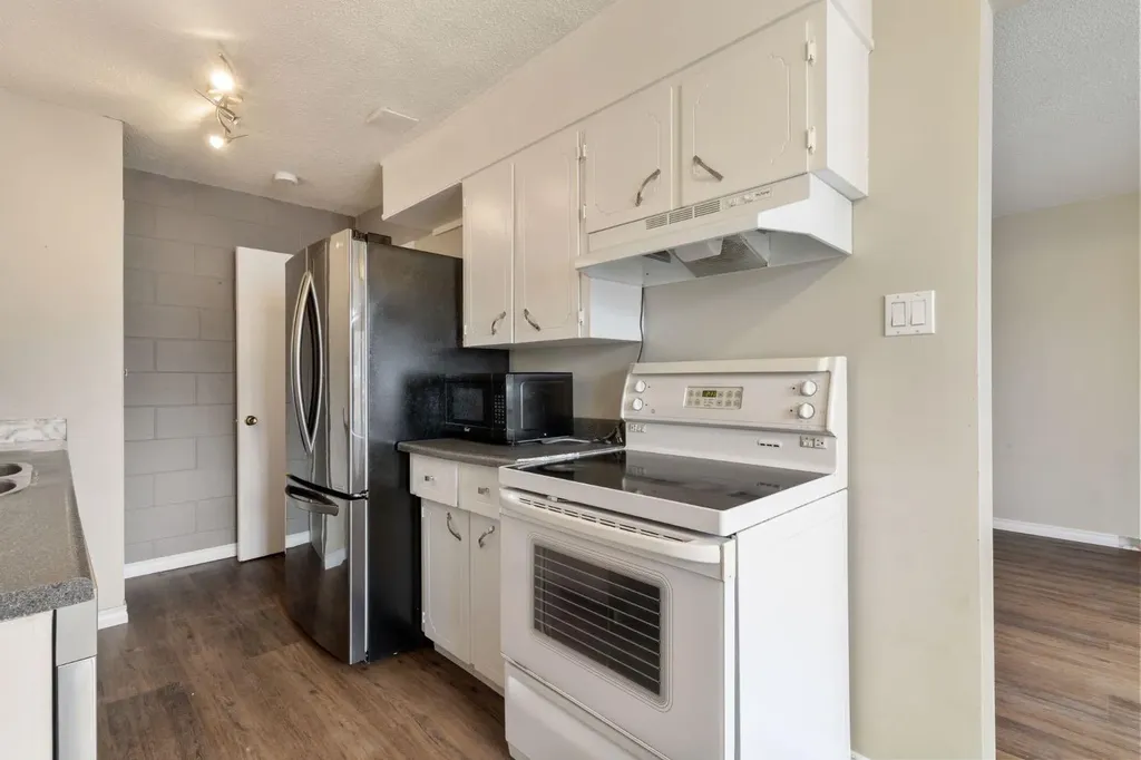 6147 Buckthorn Road NW Calgary AB T2K 2Z2