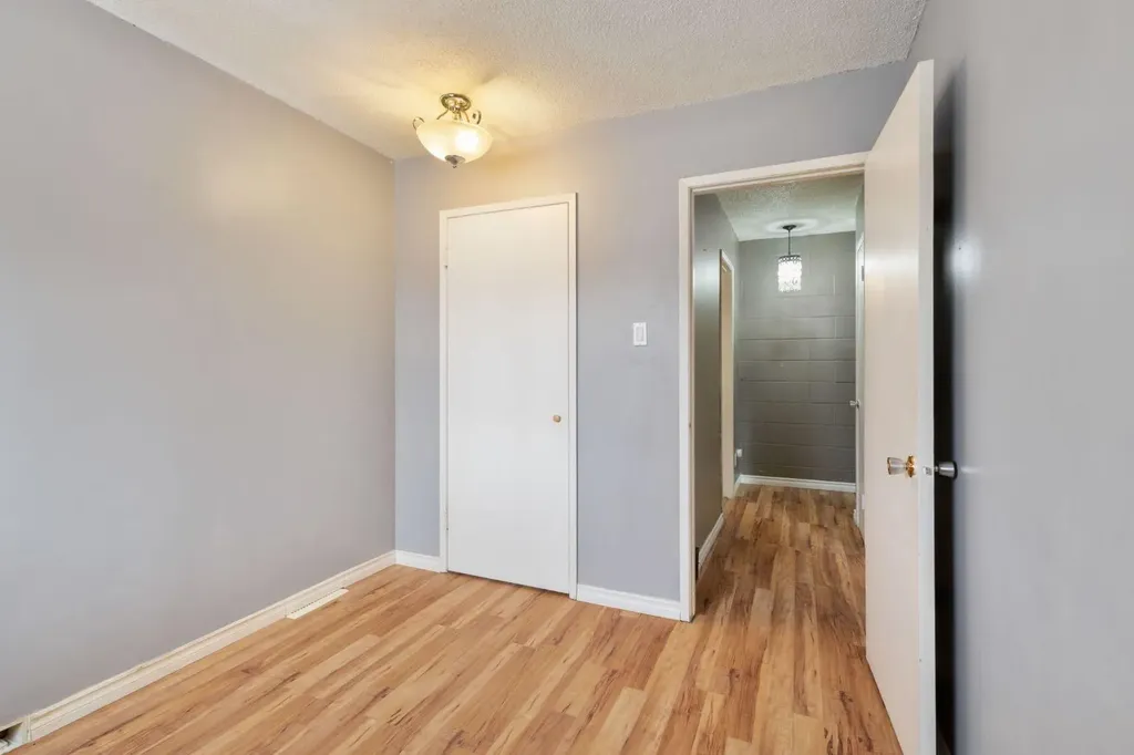 6147 Buckthorn Road NW Calgary AB T2K 2Z2