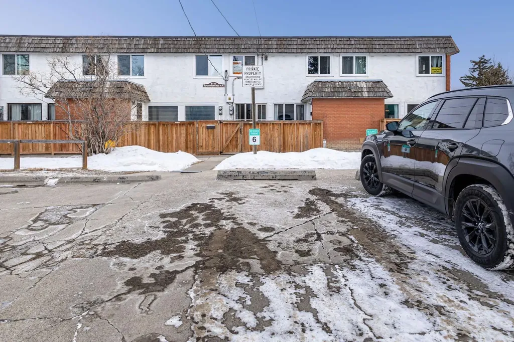 6147 Buckthorn Road NW Calgary AB T2K 2Z2