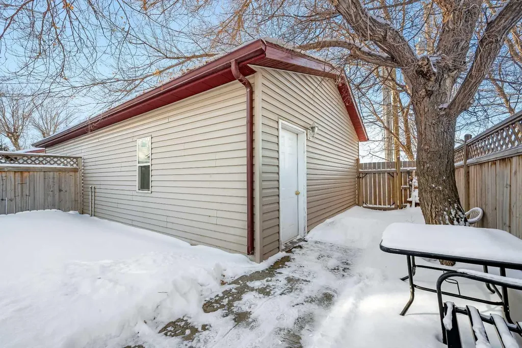 1820 49 Avenue Lloydminster SK S9V 1T2