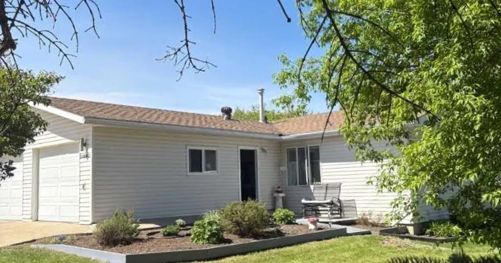 4910 49 Avenue S Eaglesham AB T0H1H0