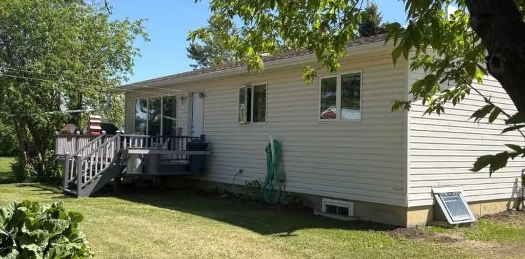 4910 49 Avenue S Eaglesham AB T0H1H0