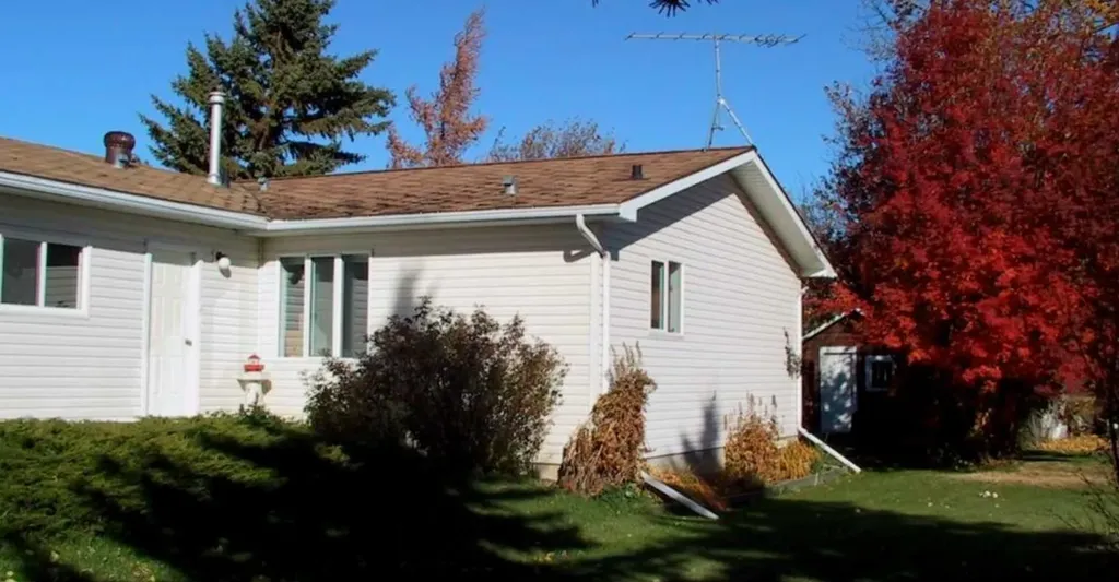 4910 49 Avenue S Eaglesham AB T0H1H0