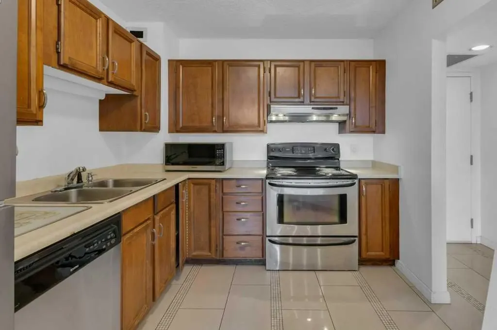 1202 13 Avenue SW Calgary AB T3C0T1