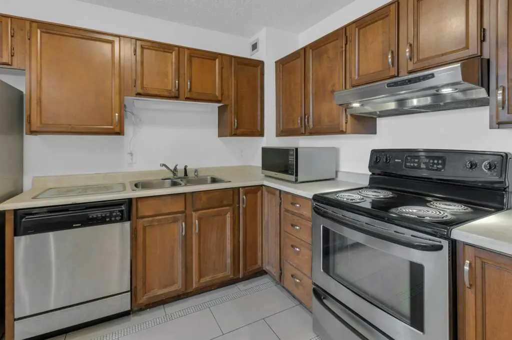 1202 13 Avenue SW Calgary AB T3C0T1