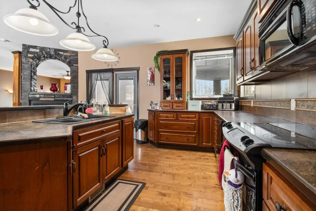 2120 18 Avenue Delburne AB T0M 0V0