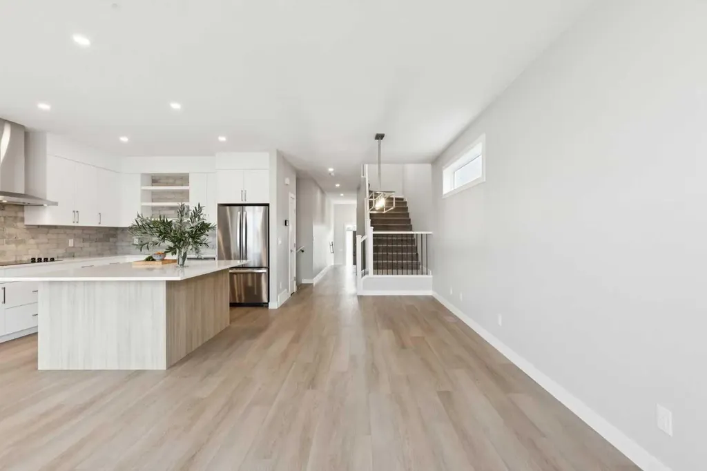 215 Greenwich Drive NW Calgary AB T3B6N9