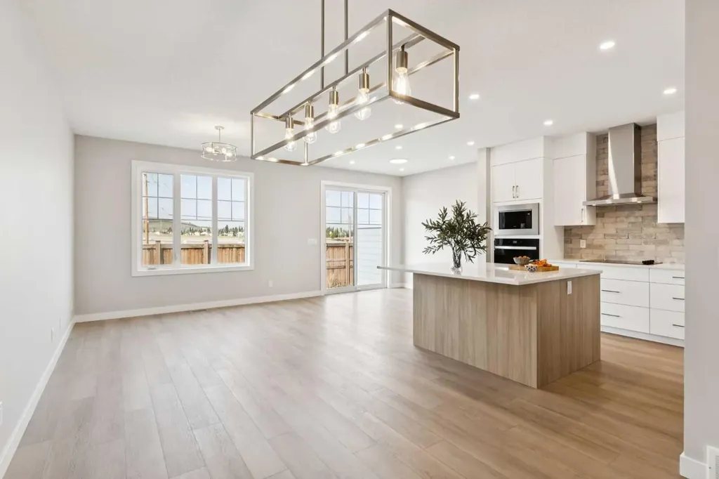 215 Greenwich Drive NW Calgary AB T3B6N9