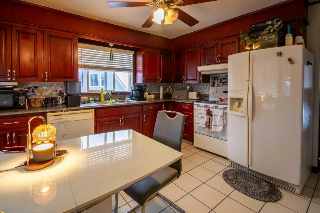 128 10 Avenue NE Sundre AB T0M 1X0