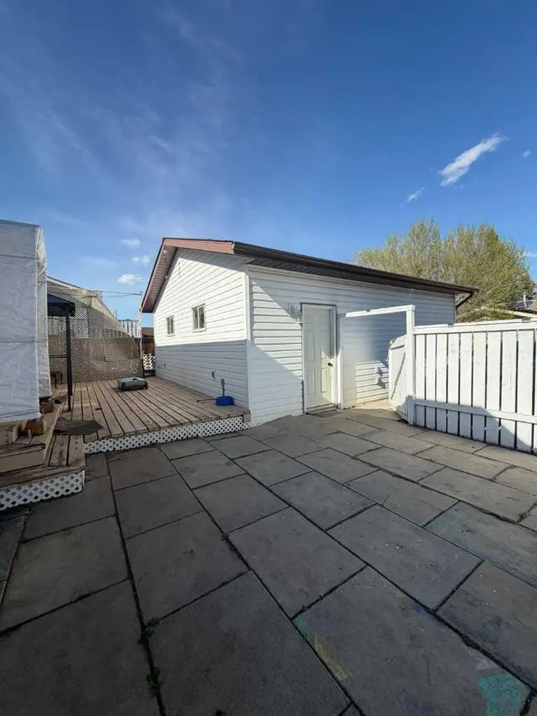 128 10 Avenue NE Sundre AB T0M 1X0