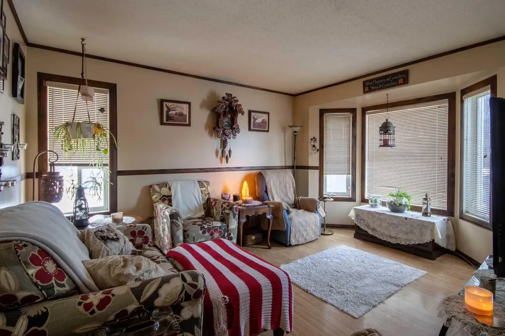 128 10 Avenue NE Sundre AB T0M 1X0