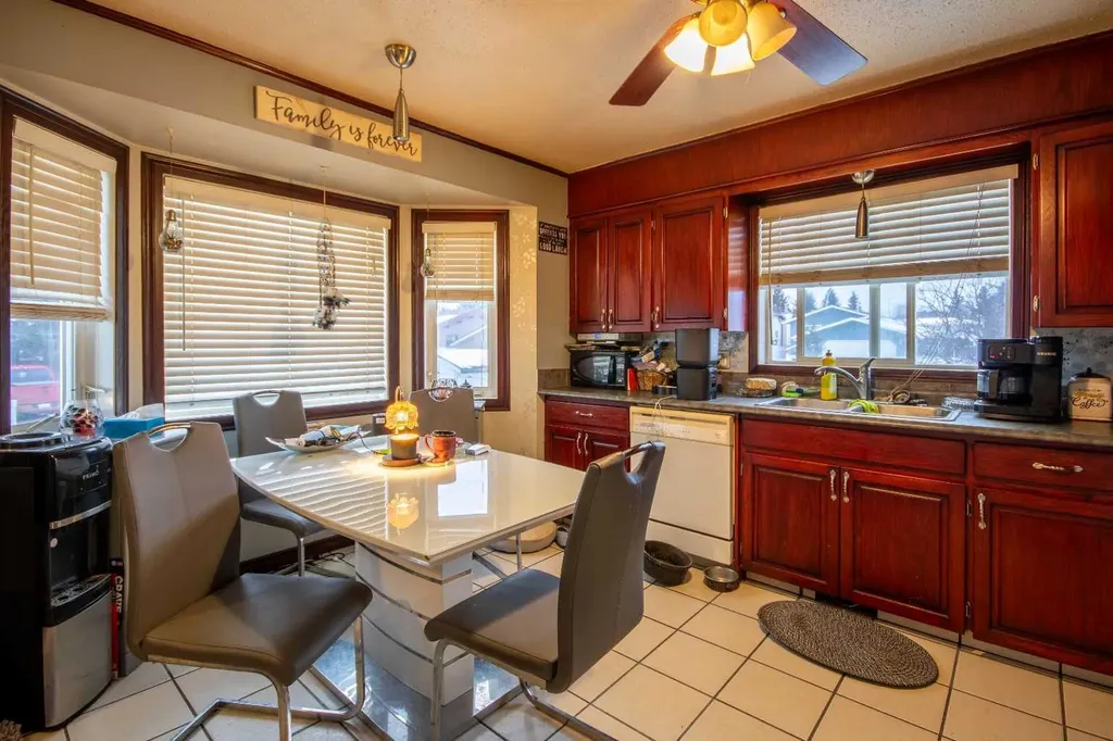 128 10 Avenue NE Sundre AB T0M 1X0