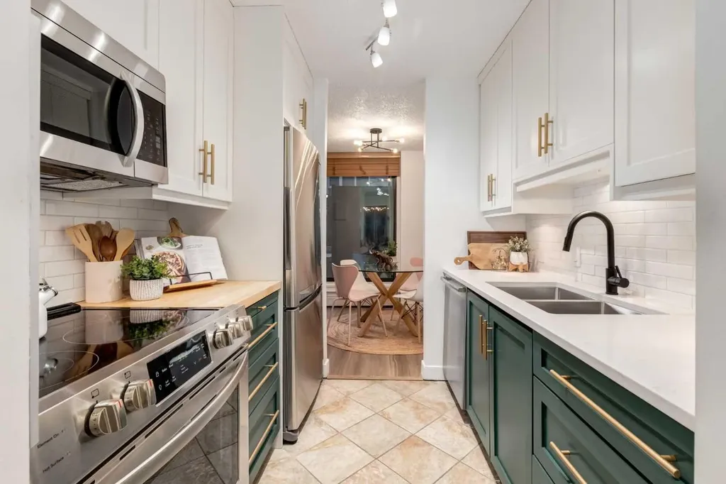 718 12 Avenue SW Calgary AB T2R 0H7