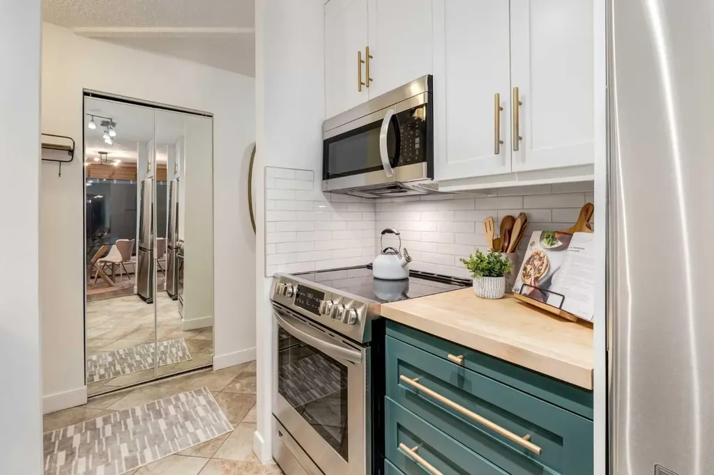 718 12 Avenue SW Calgary AB T2R 0H7
