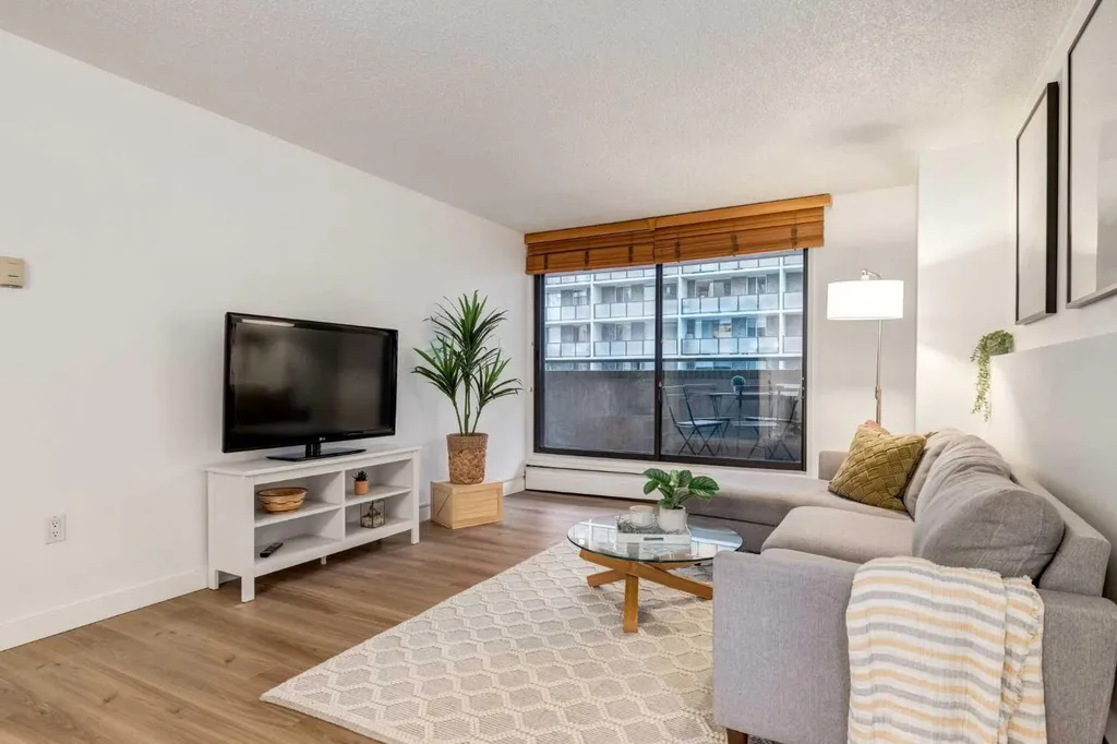 718 12 Avenue SW Calgary AB T2R 0H7