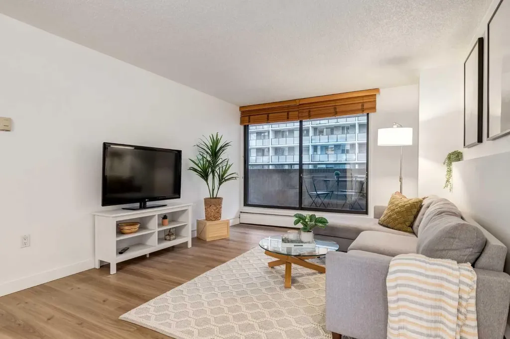 718 12 Avenue SW Calgary AB T2R 0H7