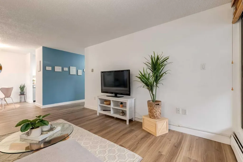 718 12 Avenue SW Calgary AB T2R 0H7