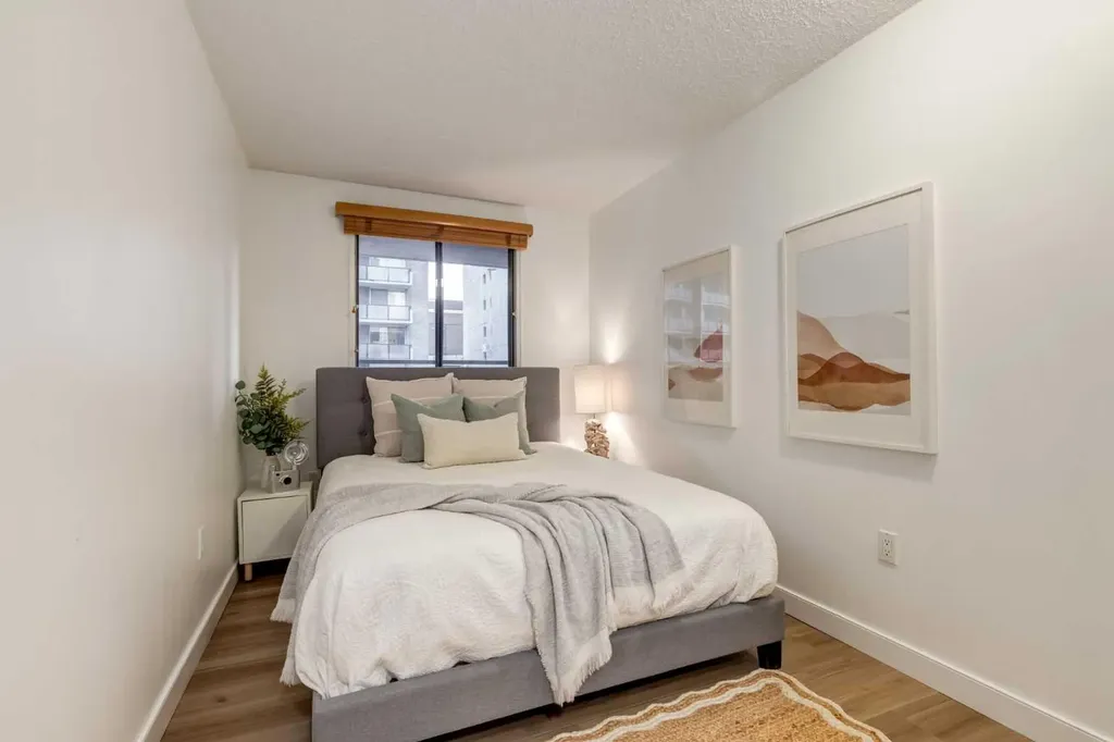 718 12 Avenue SW Calgary AB T2R 0H7