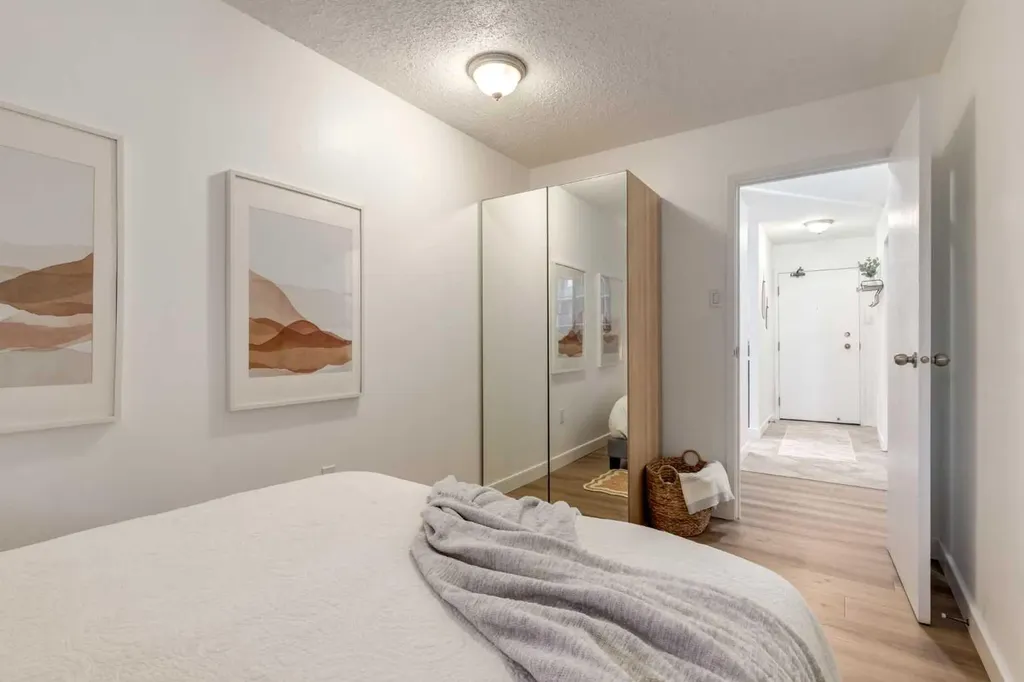 718 12 Avenue SW Calgary AB T2R 0H7